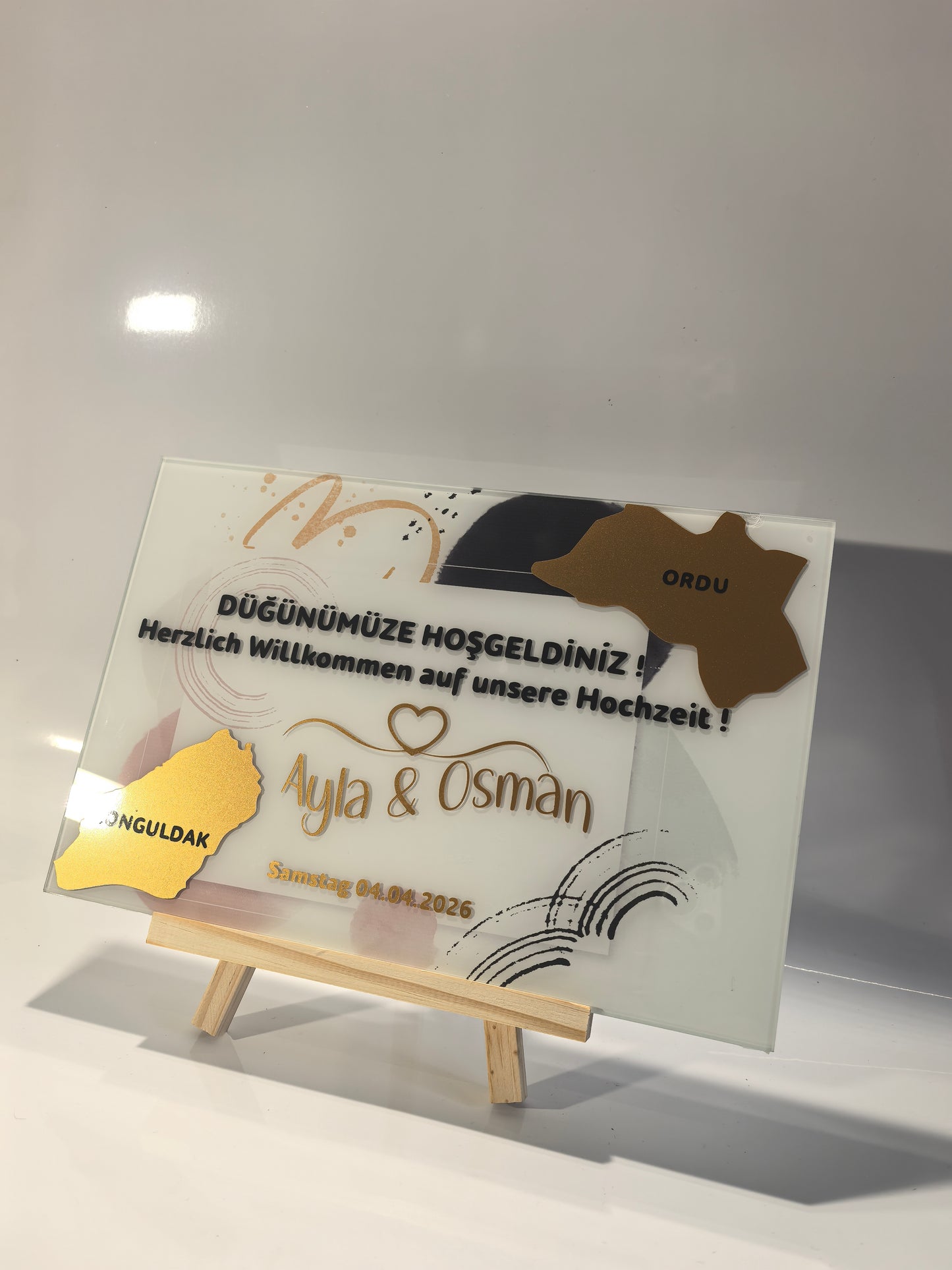 Personalisiertes Hochzeits-Empfangsschild – Zweisprachig mit goldener Stadtsilhouette