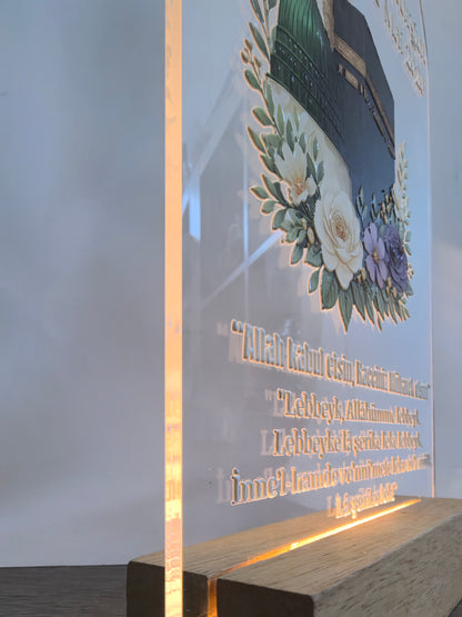 Detailaufnahme Seitenansicht Hac Acrylglas mit leuchtendem LED-Holzsockel, graviertes Talbiyya-Gebet und Blumenmotiv, warmweißes Licht