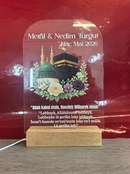 Personalisiertes Pilgerfahrt Acrylglas Gesamtansicht mit Kaaba-Motiv, Blumen, Namen und islamischem Gebet auf LED-Holzsockel, roter Hintergrund