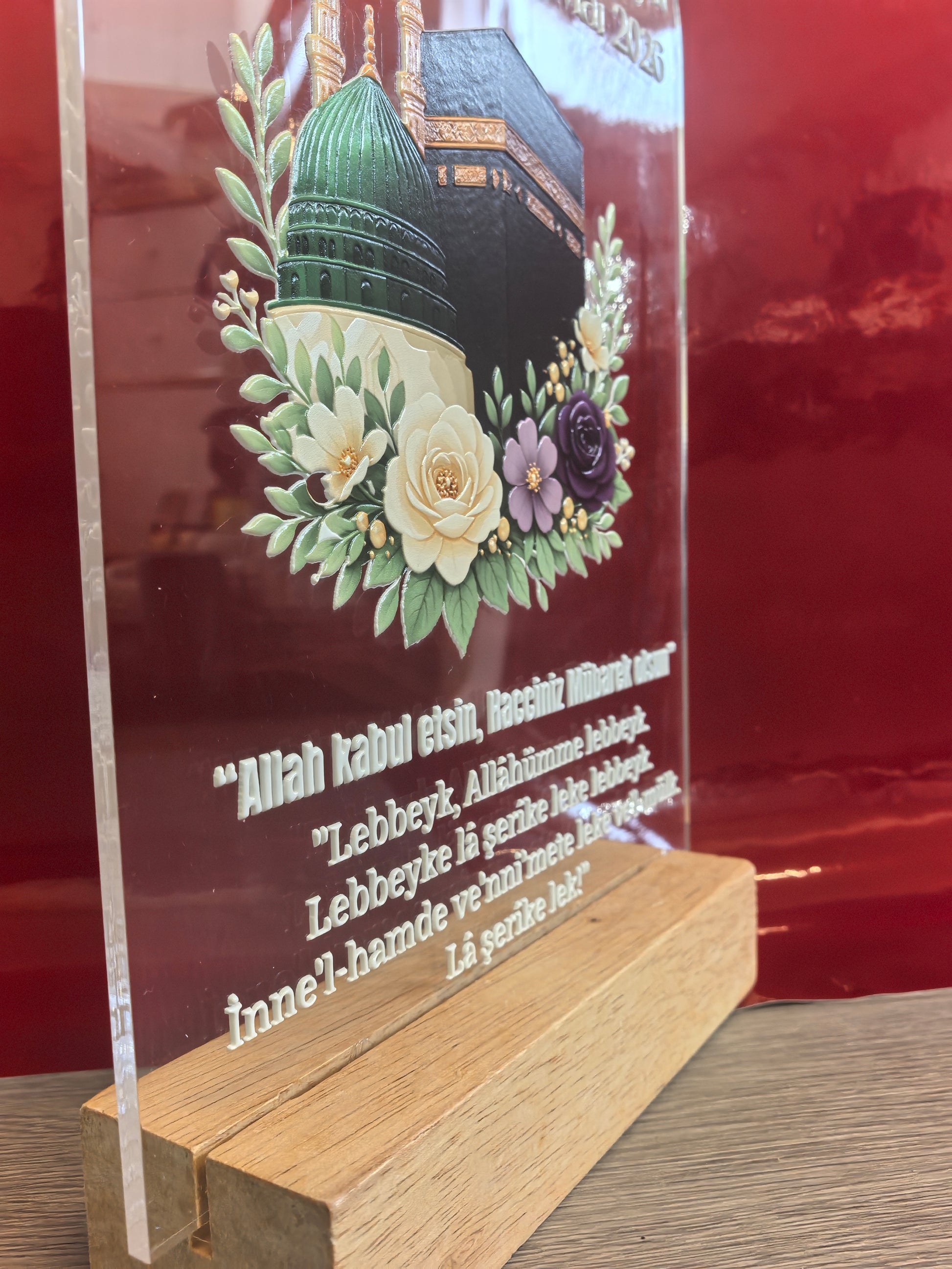 Seitenansicht personalisiertes Hac Acrylglas mit Kaaba und Moschee-Motiv, Blumendekoration und graviertem Talbiyya-Gebet auf Holzsockel