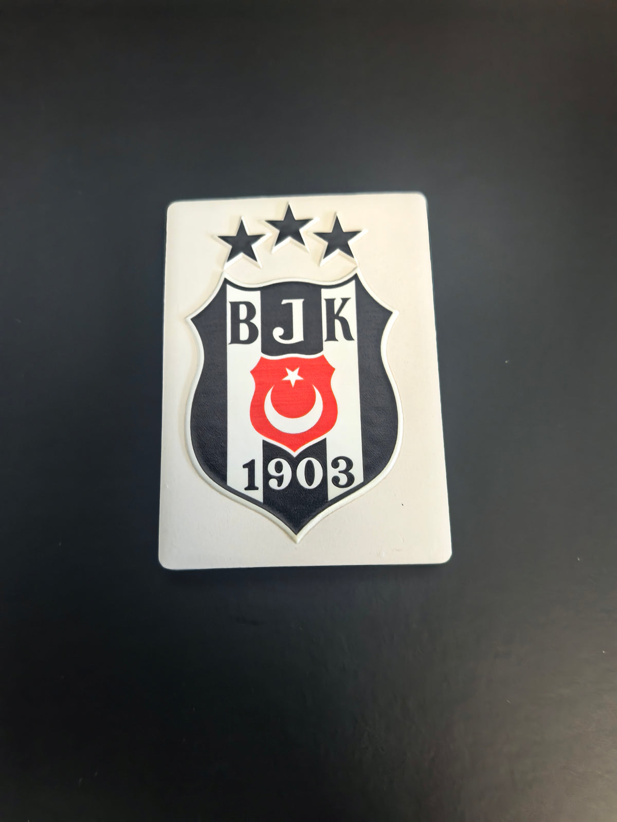 Keramik-Kühlschrankmagnet BJK mit Vorder- und Rückseite