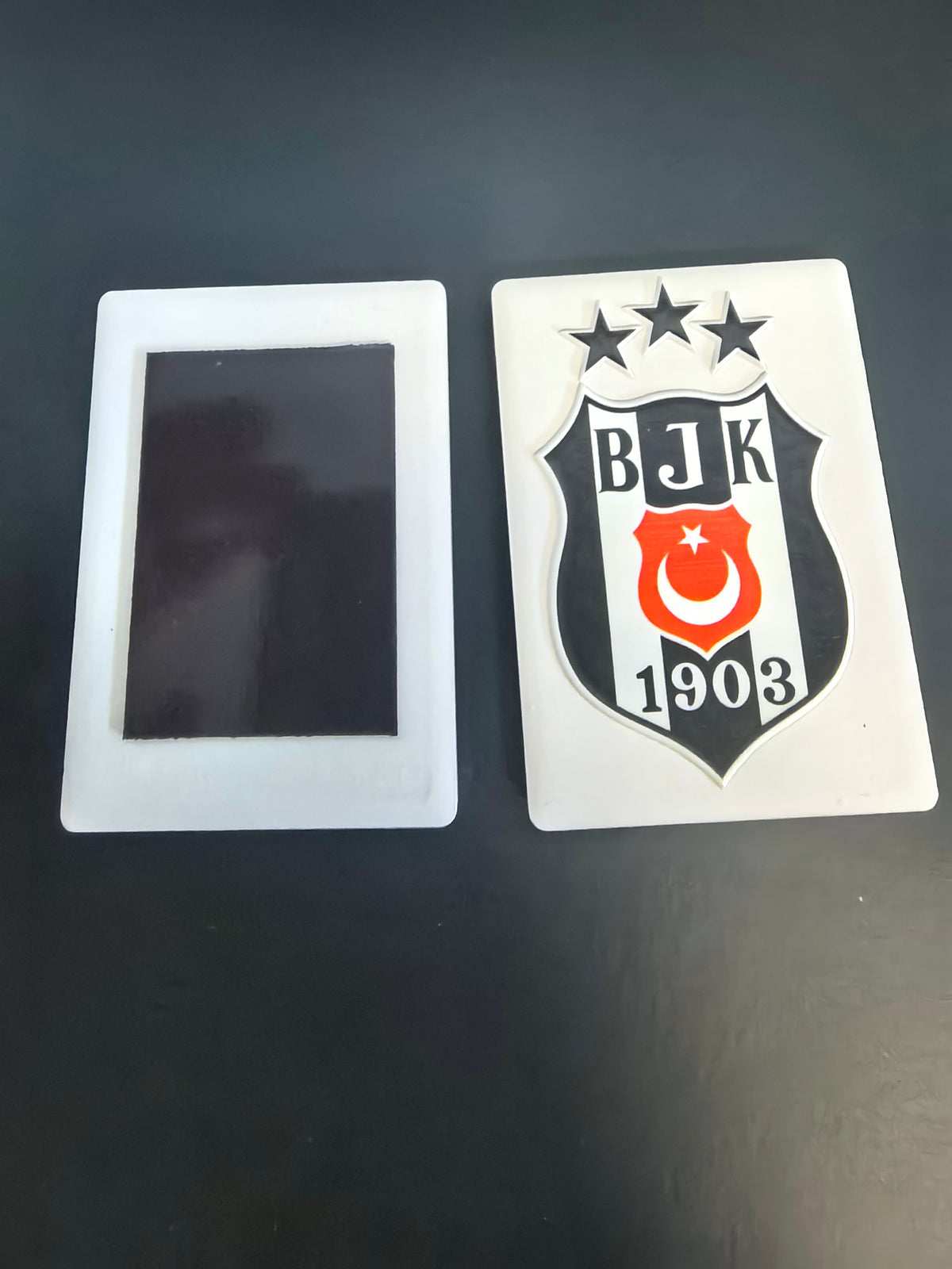 Keramik-Kühlschrankmagnet BJK am Kühlschrank