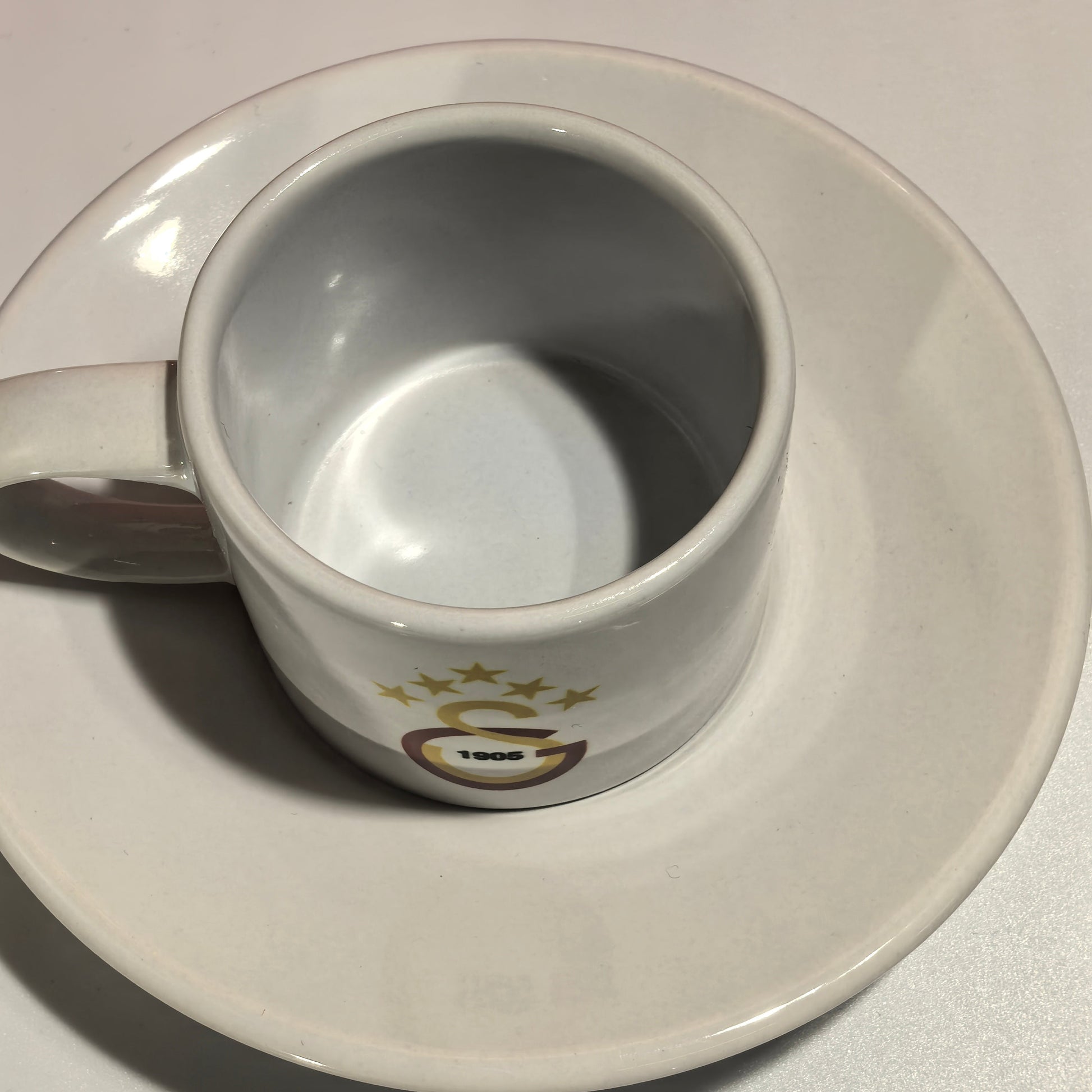 „Galatasaray Espresso-Tasse von oben – Innenansicht mit Logo auf Untertasse"