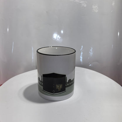 „Keramiktasse mit Kaaba-Motiv – schwarzer Henkel, islamisches Design aus Mekka“