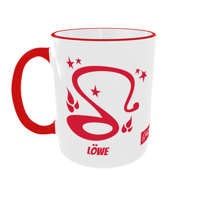 Weiße Keramiktasse mit rotem Henkel und rotem Löwe-Symbol sowie dem Schriftzug „LÖWE“.