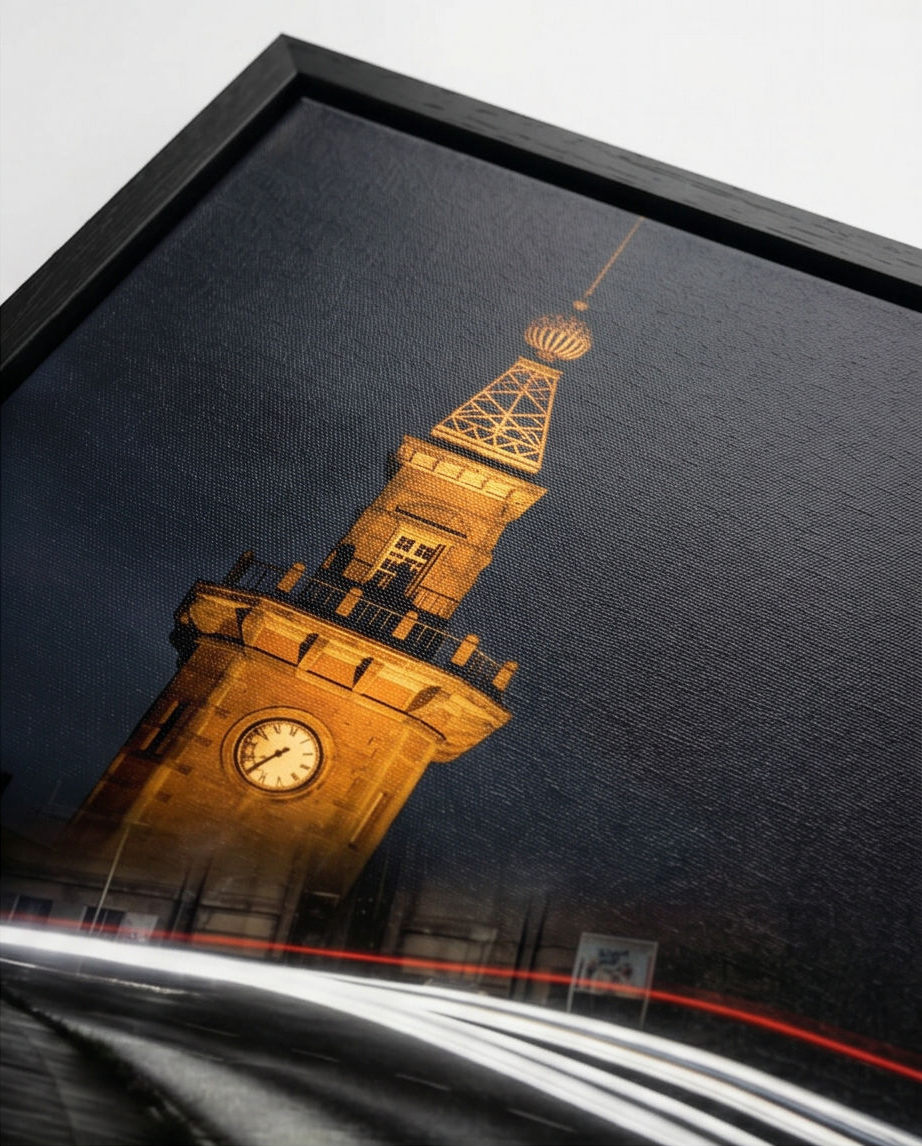 Detailaufnahme Druckqualität auf Bild – Uhrenturm Hafenamt, Nahaufnahme Textur und Lichtspuren