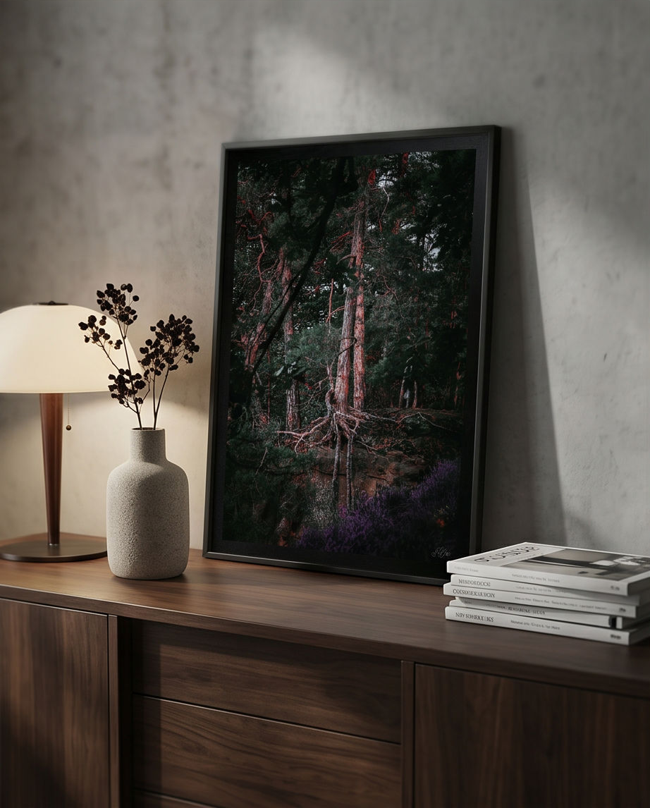 Auf Holzkommode mit Tischlampe und Vase