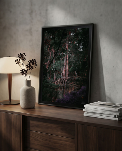 Auf Holzkommode mit Tischlampe und Vase