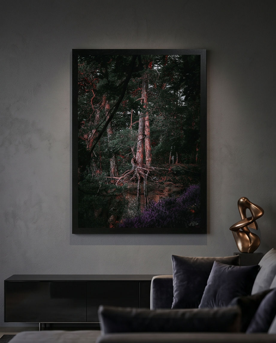 An grauer Wand über Sofa mit Bronzeskulptur