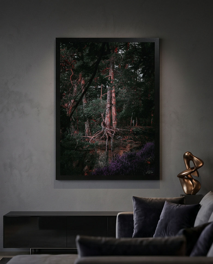 An grauer Wand über Sofa mit Bronzeskulptur