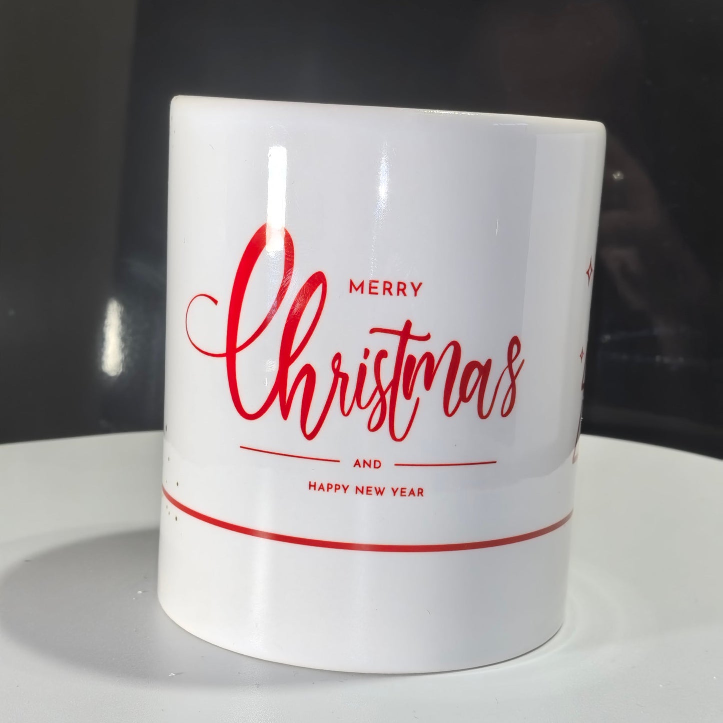 "Merry Christmas and Happy New Year"-Schriftzugs auf der Weihnachtstasse.