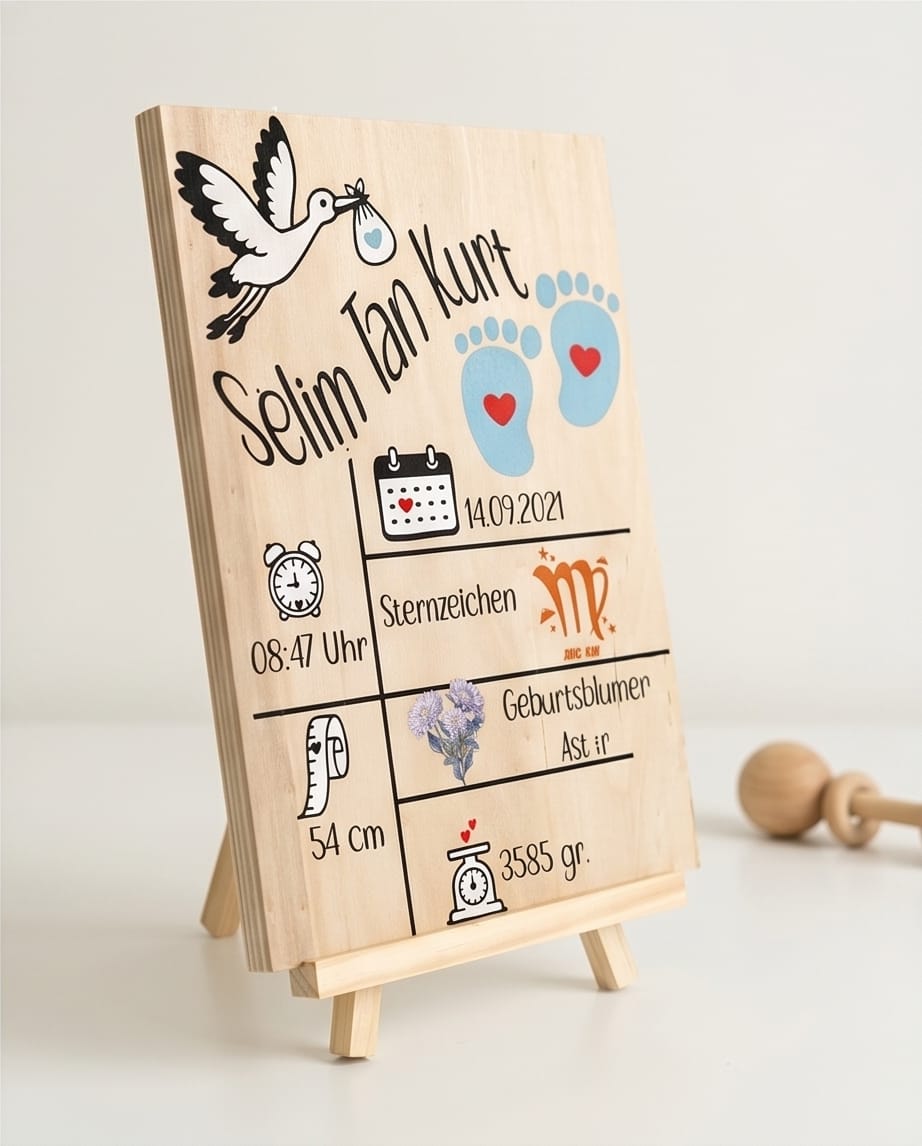 Nahaufnahme Babyfüßchen, Geburtsdatum und Storch auf Naturholz