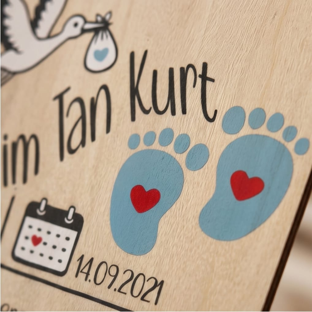 Detailansicht blaue Babyfüßchen mit roten Herzen und Kindernamen