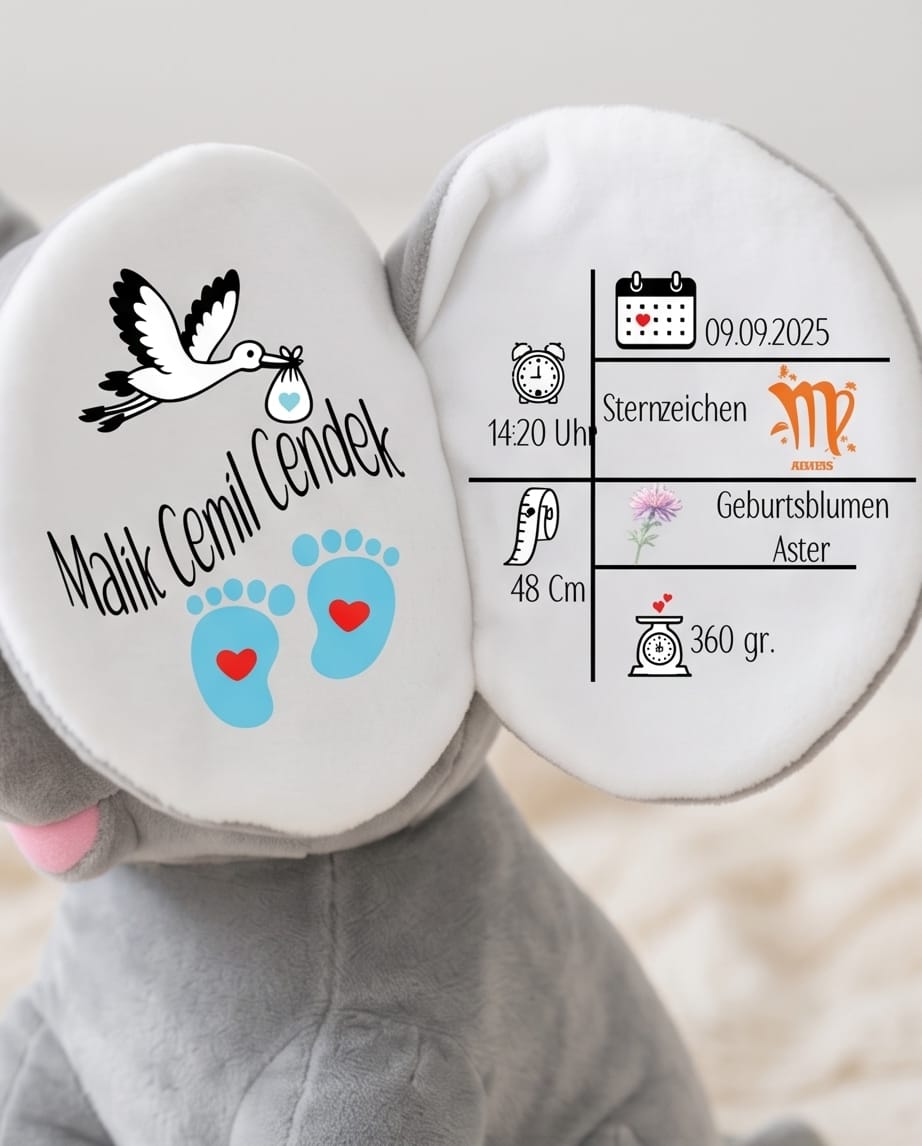 Nahaufnahme der bedruckten Ohren des grauen Elefanten Kuscheltiers mit Babyabdrücken, Geburtsdatum, Uhrzeit, Größe, Gewicht, Sternzeichen und Geburtsblume Aster