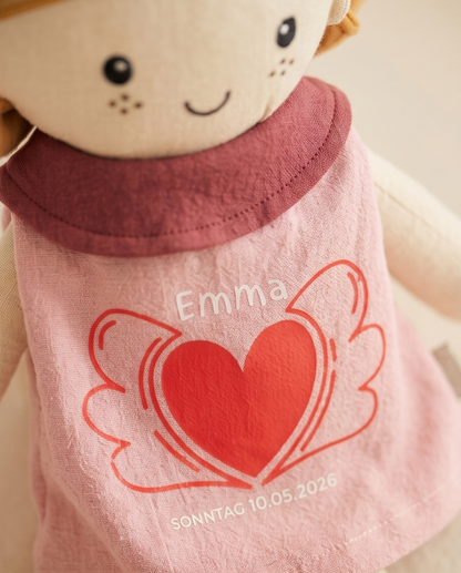 Nahaufnahme der personalisierten Stoffpuppe mit Name Emma und Datum 10.05.2026