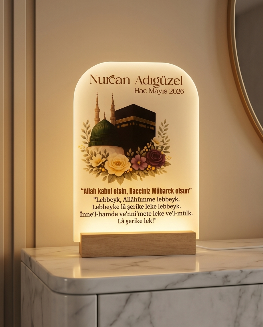 Personalisierte Hadsch LED Acryllampe auf Marmortisch – Kaaba Motiv mit Blumen