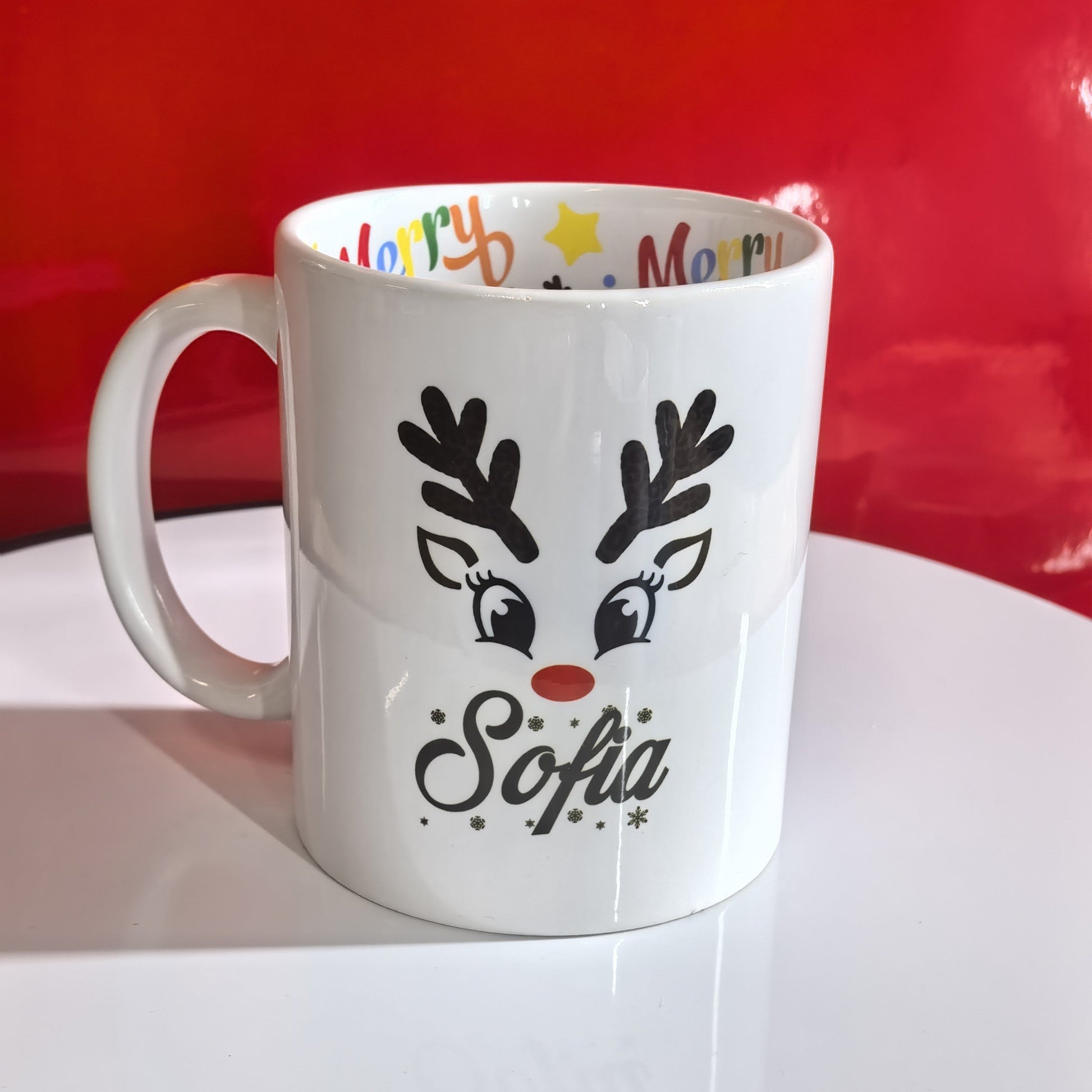Personalisierte Rentier Tasse mit Namen Wunschname und Rudolph-Gesicht.