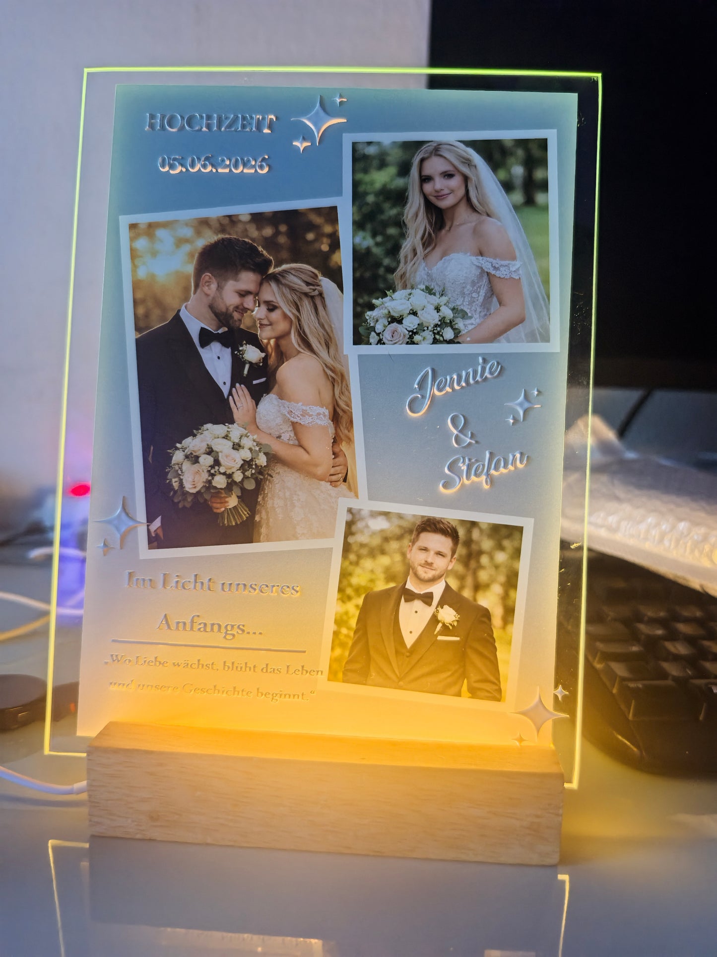Personalisiertes Acrylglas Hochzeitsgeschenk ohne Beleuchtung, Fotocollage mit drei Hochzeitsfotos, Namen und Datum auf Holzsockel
