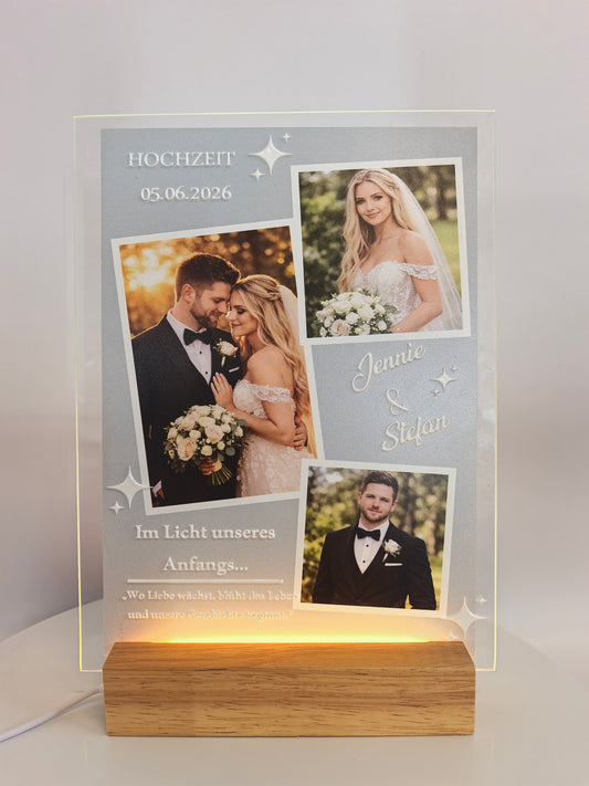 Personalisiertes Hochzeits-Acrylglas mit LED-Holzsockel, warmweißes Licht, Fotocollage mit Brautpaar, Datum 05.06.2026 und Wunschnamen 