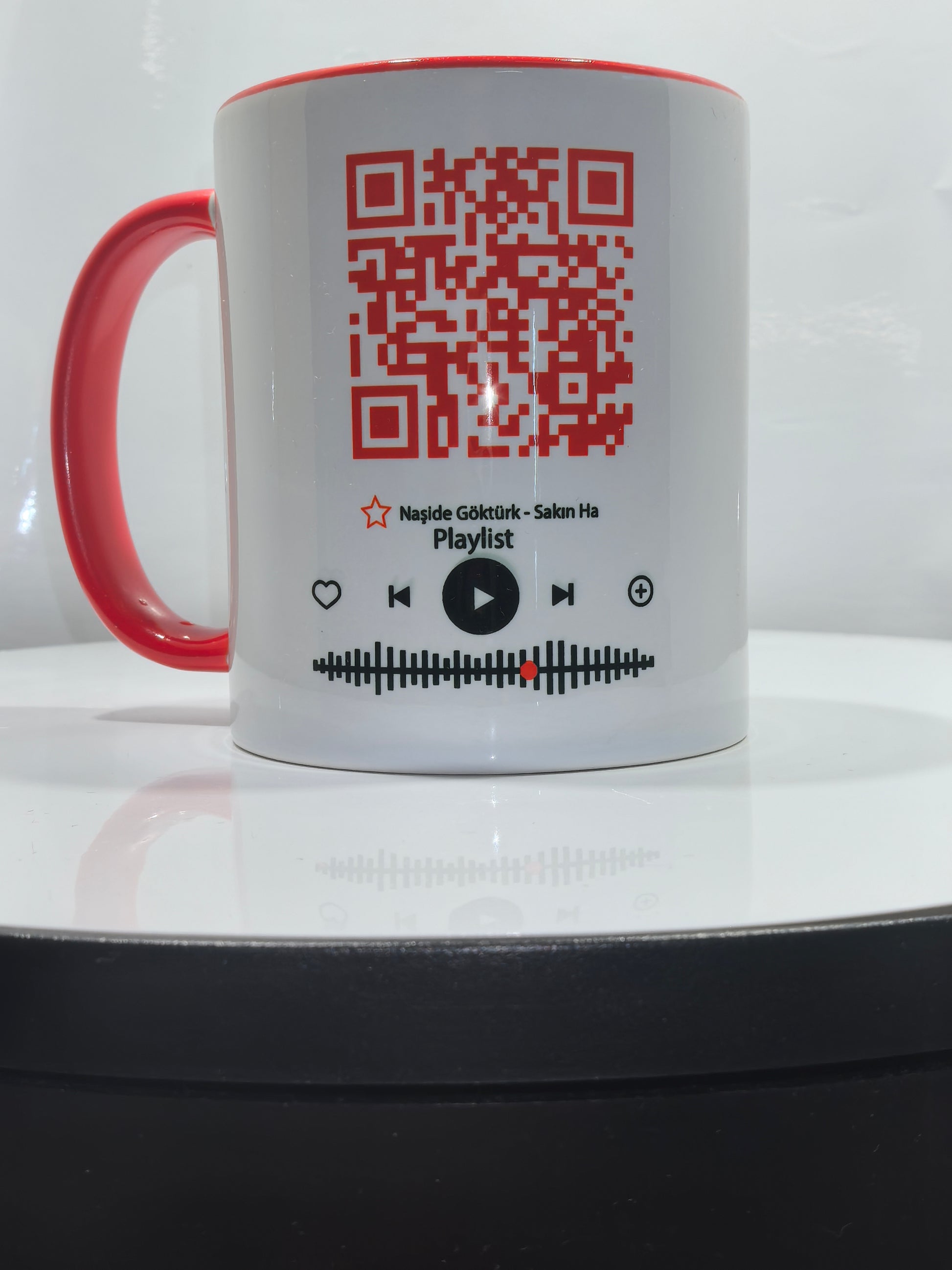 „Valentinstags-Tasse mit Musikplayer-Design in Rot“