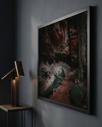 Die Steinstadt – Gerahmter Kunstdruck Seitenansicht an dunkelblauer Wand mit Bronzetischlampe, schwarzer Holzrahmen Profil, Querformat 50x70 cm