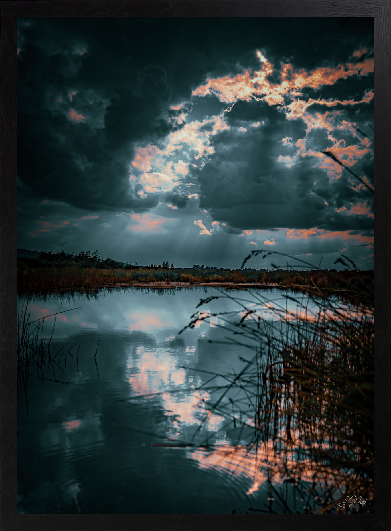 Stille vor dem Sturm – Kunstdruck 50x70 cm im schwarzen Rahmen, dramatischer Gewitterhimmel über spiegelndem See mit Schilf, signiert