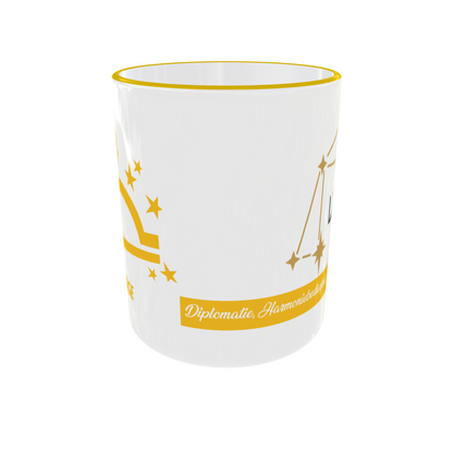 Detailaufnahme der Sternzeichen-Tasse mit Fokus auf das gelbe Band mit den Eigenschaften Diplomatie und Harmoniebedürfnis.