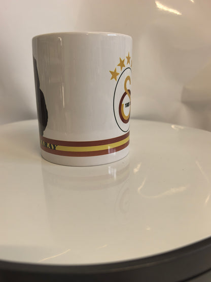 Seitenansicht der Galatasaray Tasse, die den Übergang vom Löwen-Motiv zum Logo zeigt.