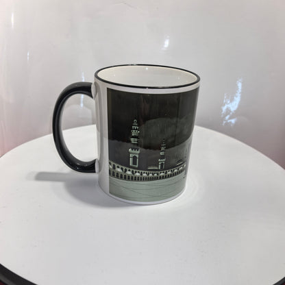 „Detailansicht der Kaaba mit goldener Tür auf weißer Tasse – spirituelles Souvenir“