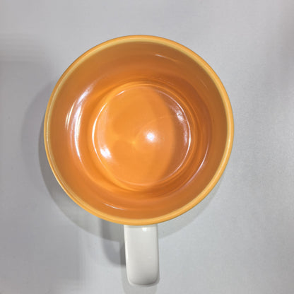 „Festliche Keramiktasse Frohe Weihnachten mit individuellem Namen – gelber Innenrand“