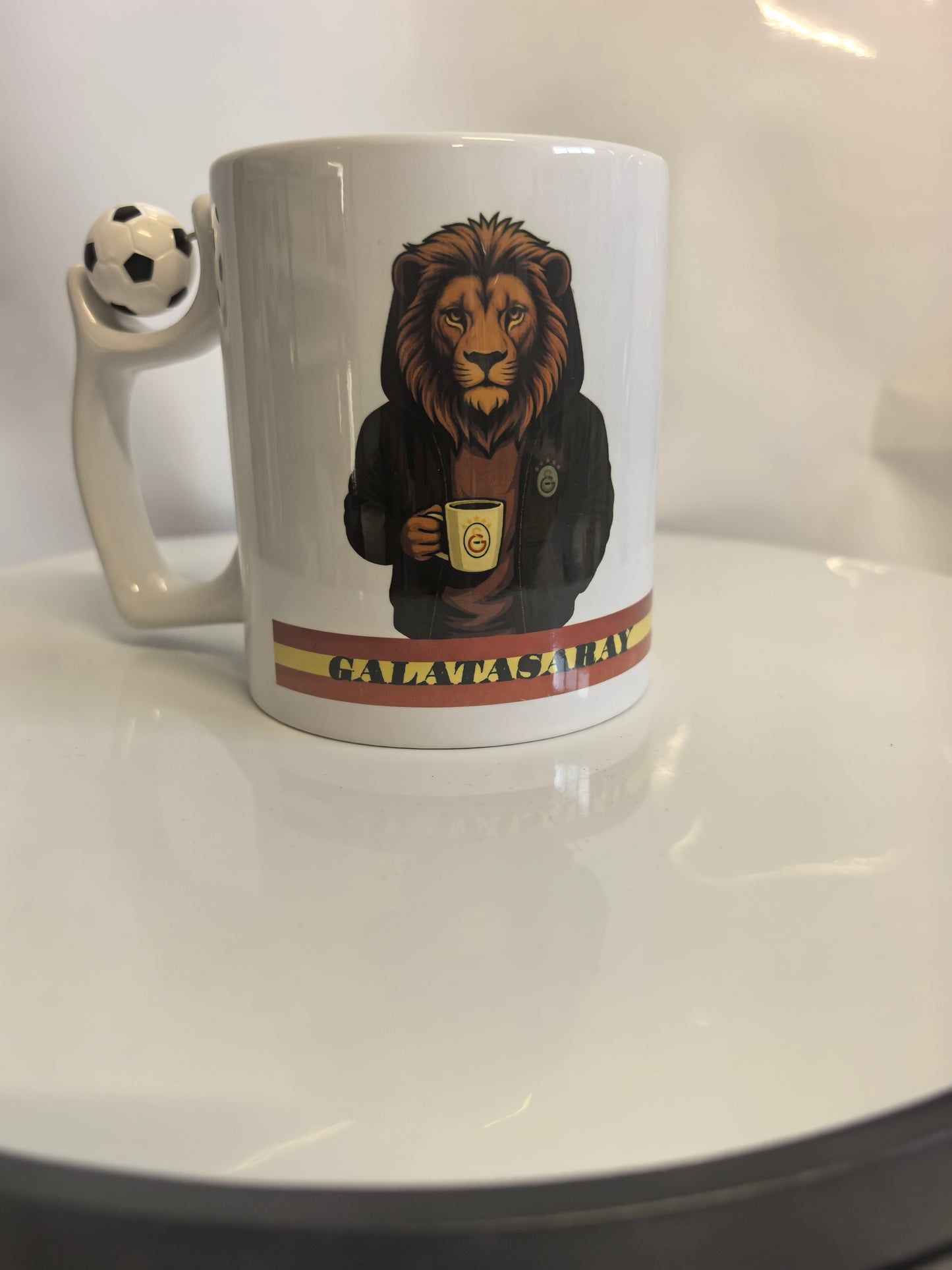 Galatasaray Fan-Tasse mit coolem Löwen-Motiv (Maskottchen) und Fußball am Henkel.