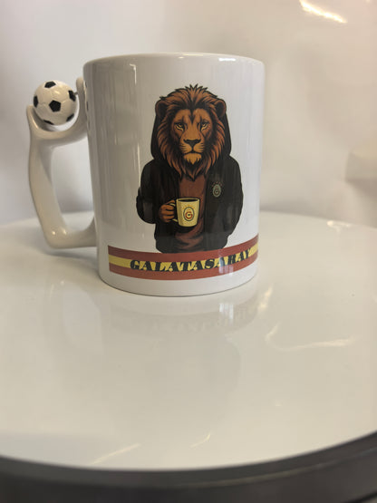 Galatasaray Fan-Tasse mit coolem Löwen-Motiv (Maskottchen) und Fußball am Henkel.