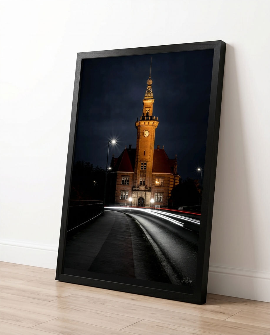 Hafenamt bei Nacht – Gerahmter Kunstdruck an weiße Wand gelehnt auf Holzboden, Hochformat Größenvergleich 50x70 cm