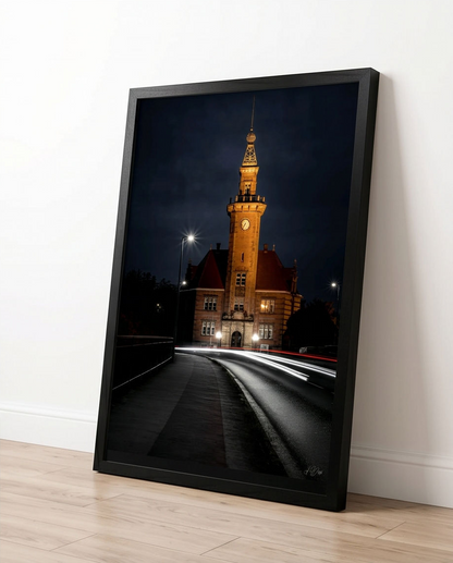 Hafenamt bei Nacht – Gerahmter Kunstdruck an weiße Wand gelehnt auf Holzboden, Hochformat Größenvergleich 50x70 cm
