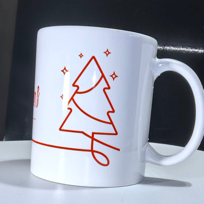 Weihnachtstasse mit rotem Tannenbaum-Outline-Design von der Seite.