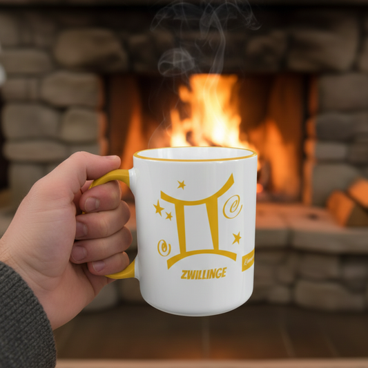 Weiße Keramiktasse mit gelbem Henkel und Rand, bedruckt mit dem Sternzeichen-Symbol „Zwillinge“ und dem Sternenbild „Gemini“ in Gold-Gelb.