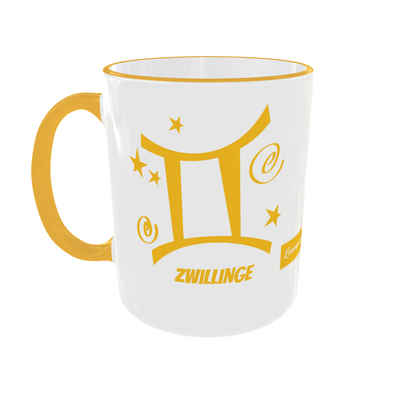 Weiße Keramiktasse mit gelbem Henkel und Rand, bedruckt mit dem Sternzeichen-Symbol „Zwillinge“ und dem Sternenbild „Gemini“ in Gold-Gelb.