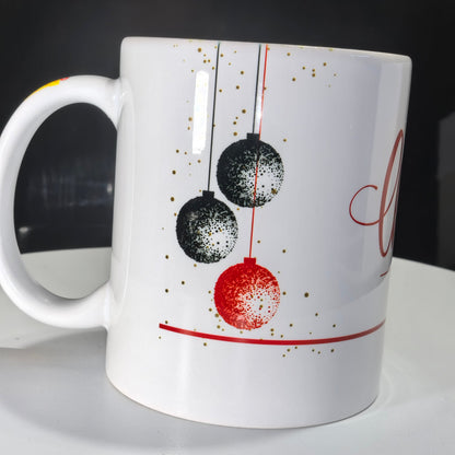 Weihnachtstasse mit festlichem Aufdruck von drei schwarzen und roten Weihnachtskugeln.