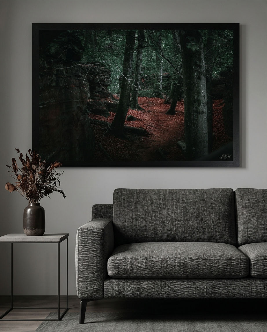 Felsengasse – Gerahmter Kunstdruck über grauem Sofa mit Trockenblumen-Vase, dunkles Wohnzimmer Lifestyle