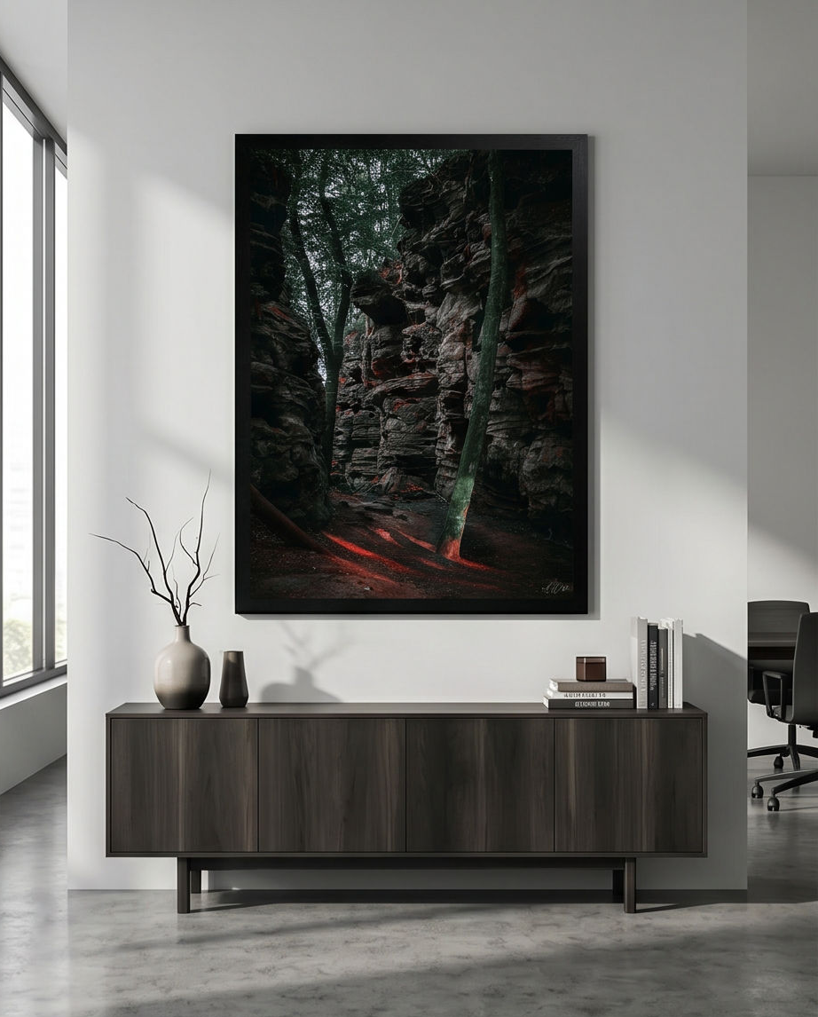 Felsweg – Gerahmter Kunstdruck über dunkler Nussbaumkommode mit Vase und Büchern, modernes helles Arbeitszimmer Lifestyle