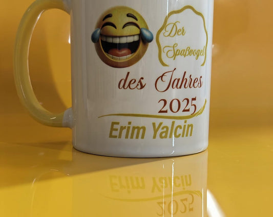 Spaßvogel des Jahres – Personalisierte Tasse mit Emoji - Wunschname – Lustiges Geschenk für Freunde & Kollegen