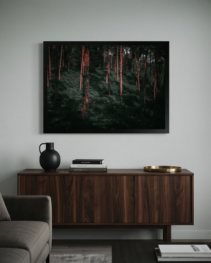 Urzeitwald – Gerahmter Kunstdruck über Nussbaumkommode mit schwarzer Vase und Goldtablett, modernes Wohnzimmer Lifestyle
