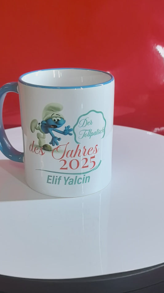 Personalisierte Tasse „Der Tollpatsch des Jahres 2025“ – Lustige Geschenkidee mit Namen – Cartoon Award Tasse