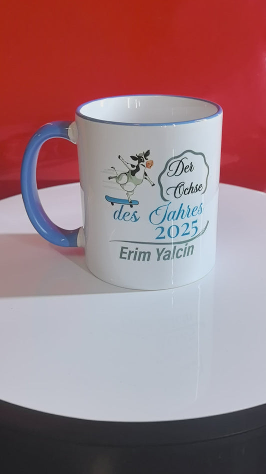 Personalisierte Tasse „Der Ochse des Jahres 2025“ – Lustige Geschenkidee mit Namen & Eislauf-Ochse – Gag Award Tasse