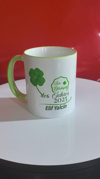 Personalisierte Tasse „Der Glückspilz des Jahres 2025“ – Geschenk mit Namen & Kleeblatt – Lustige Auszeichnung für Glückskinder