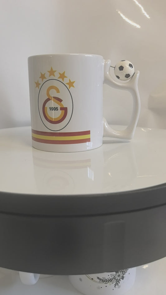 Galatasaray Tasse | Cim Bom Fan-Becher mit Fußball-Henkel | GS Logo & Löwen-Motiv | Rot-Gelb 1905