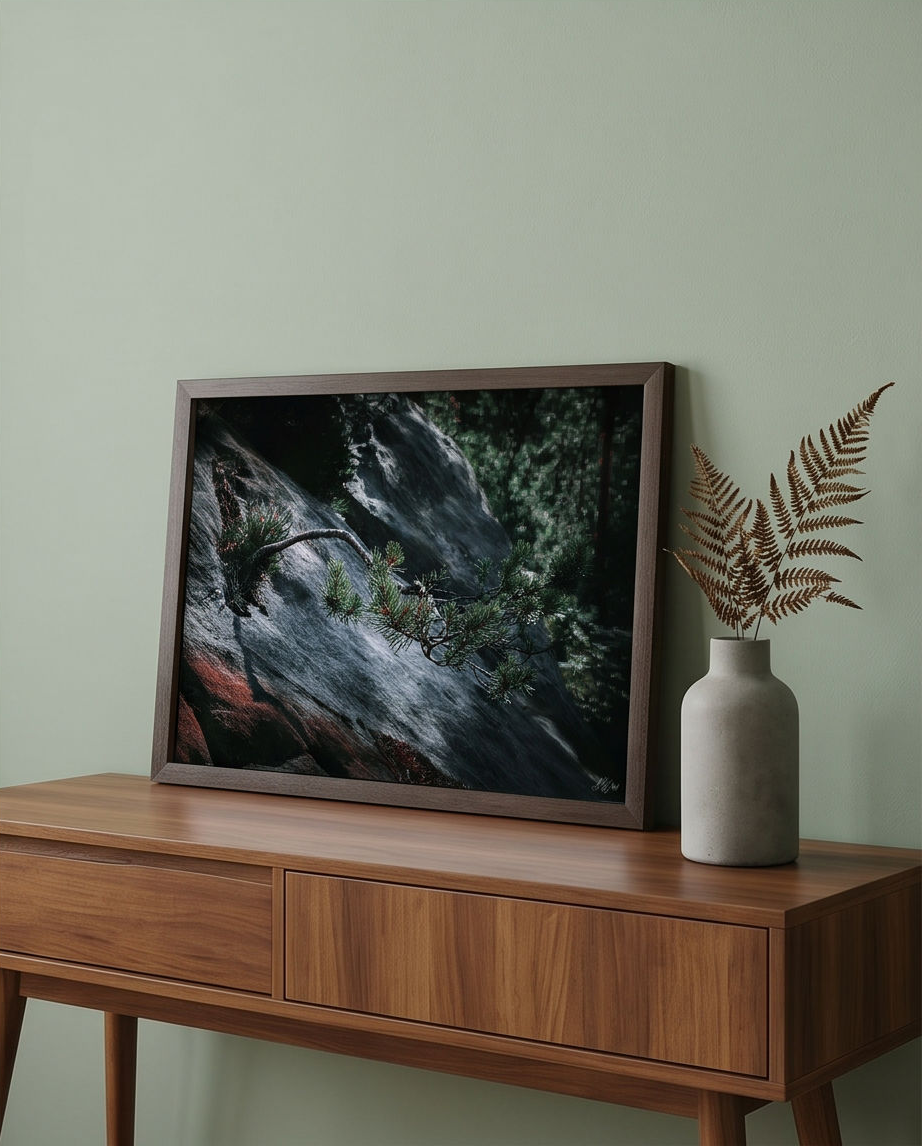 Nadelbaum auf Felsen – Gerahmter Kunstdruck auf Holzkommode mit Vase und Farnzweig, salbeigrüne Wand, Wohnzimmer Lifestyle
